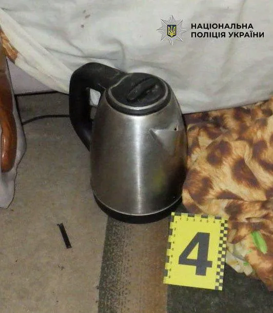 В Киеве мужчина из-за оскорблений и религиозных вопросов пытался убить мать и задушил бабушку, которая хотела этому помешать. Подробности и фото