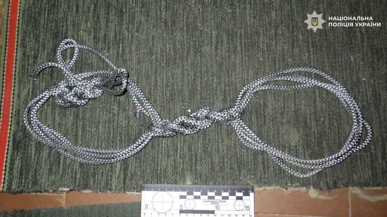 В Киеве мужчина из-за оскорблений и религиозных вопросов пытался убить мать и задушил бабушку, которая хотела этому помешать. Подробности и фото