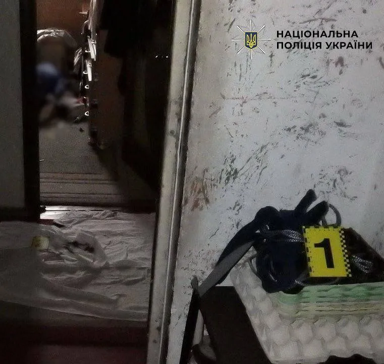 В Киеве мужчина из-за оскорблений и религиозных вопросов пытался убить мать и задушил бабушку, которая хотела этому помешать. Подробности и фото