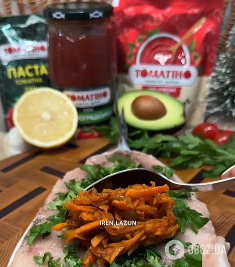 Так скумбрію ви ще не готували: як смачно запекти рибу рулетиками з морквою та цибулею