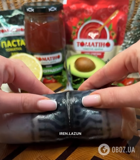 Так скумбрію ви ще не готували: як смачно запекти рибу рулетиками з морквою та цибулею