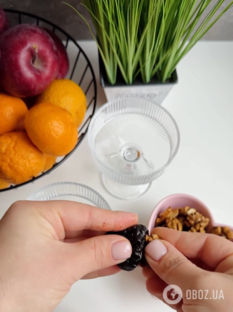 Десерт, который помнят целые поколения: как приготовить чернослив с орехами в сметане на праздники