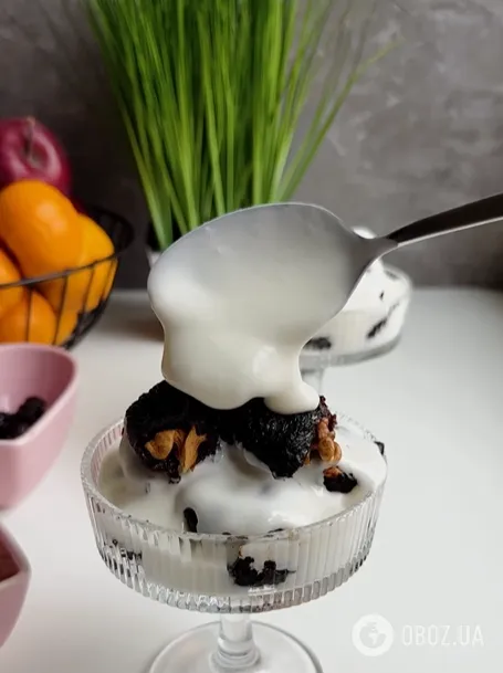 Десерт, который помнят целые поколения: как приготовить чернослив с орехами в сметане на праздники