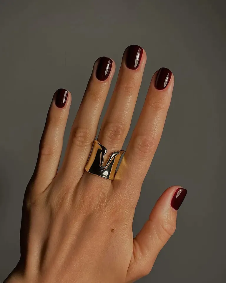 Різдвяний манікюр 2025: шість вишуканих дизайнів у стилі "готичного Різдва"