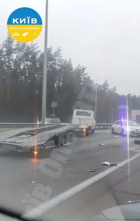 В Киеве на оживленном шоссе произошло ДТП с участием трех грузовиков: возникла пробка. Подробности, фото и видео