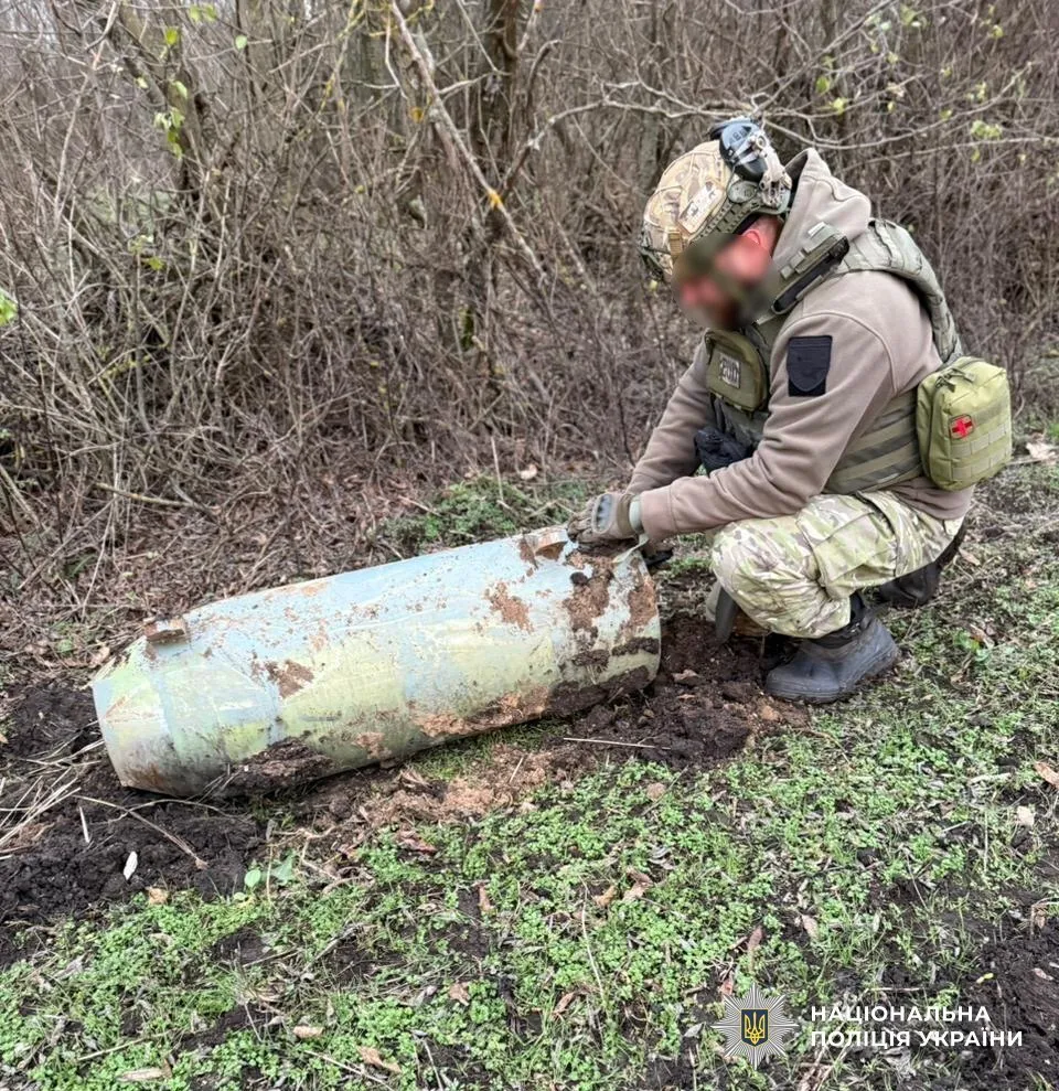 В поле на Кировоградщине нашли обломки ракеты Х-101 с осколочно-фугасной боевой частью. Фото