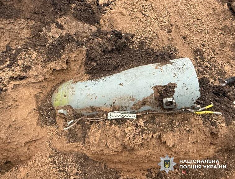 В поле на Кировоградщине нашли обломки ракеты Х-101 с осколочно-фугасной боевой частью. Фото