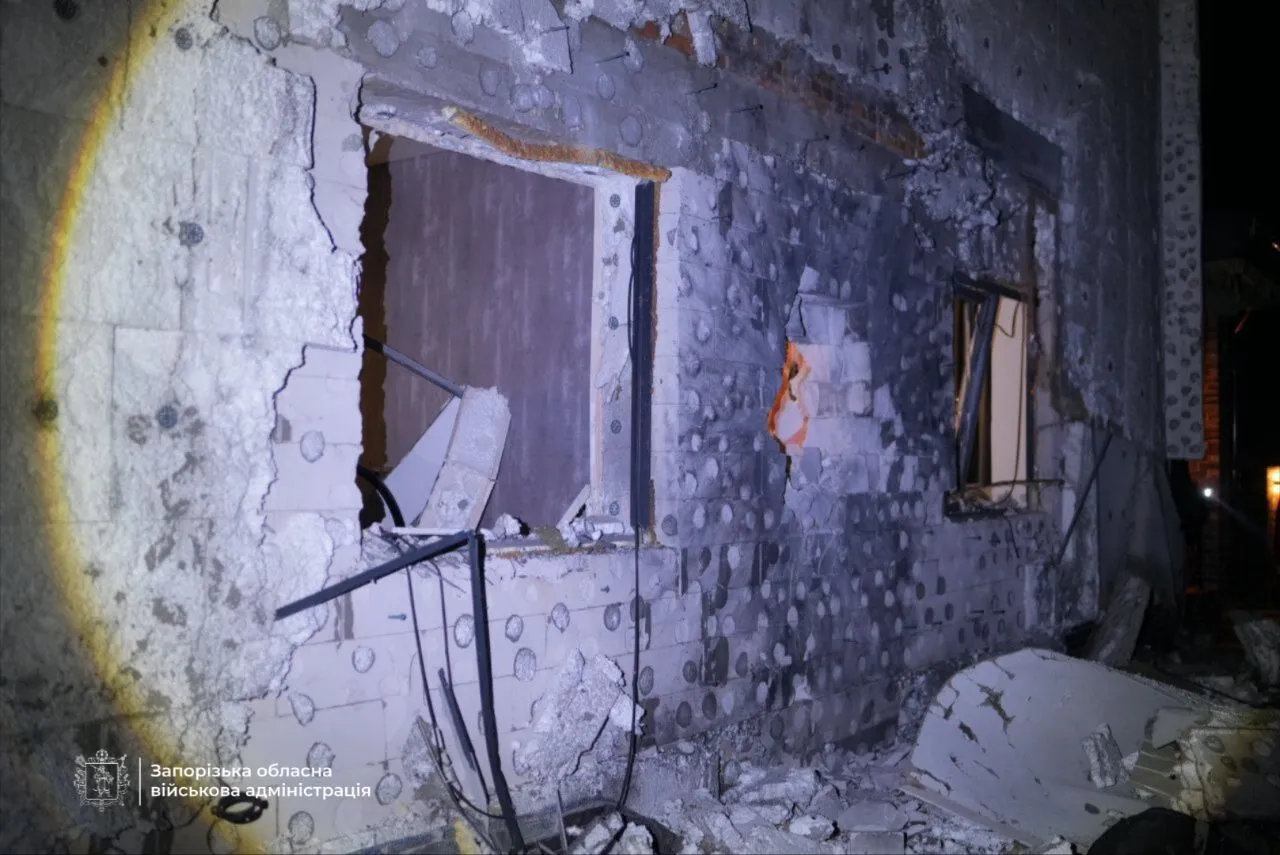 Россия атаковала Запорожье беспилотником: повреждены частные дома, есть пострадавшие. Фото и видео