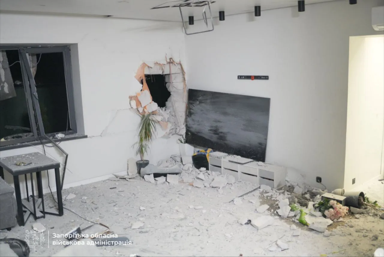 Россия атаковала Запорожье беспилотником: повреждены частные дома, есть пострадавшие. Фото и видео