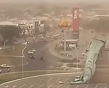 У Бразилії ураганний вітер повалив копію американської статуї Свободи: момент потрапив на відео