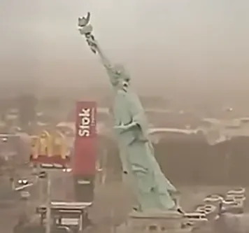 У Бразилії ураганний вітер повалив копію американської статуї Свободи: момент потрапив на відео