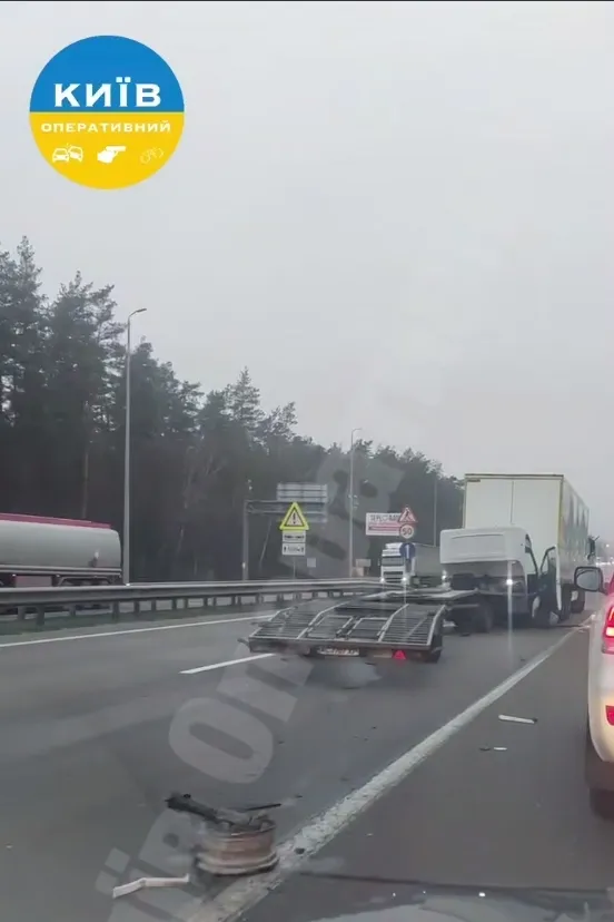 В Киеве на оживленном шоссе произошло ДТП с участием трех грузовиков: возникла пробка. Подробности, фото и видео