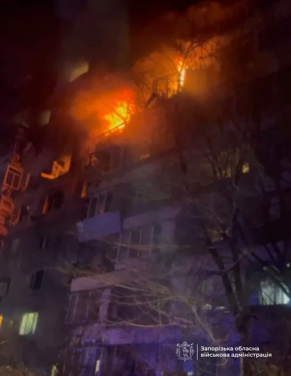 В Запорожье российский "Шахед" попал в многоэтажку, произошел пожар: есть пострадавшие. Фото и видео
