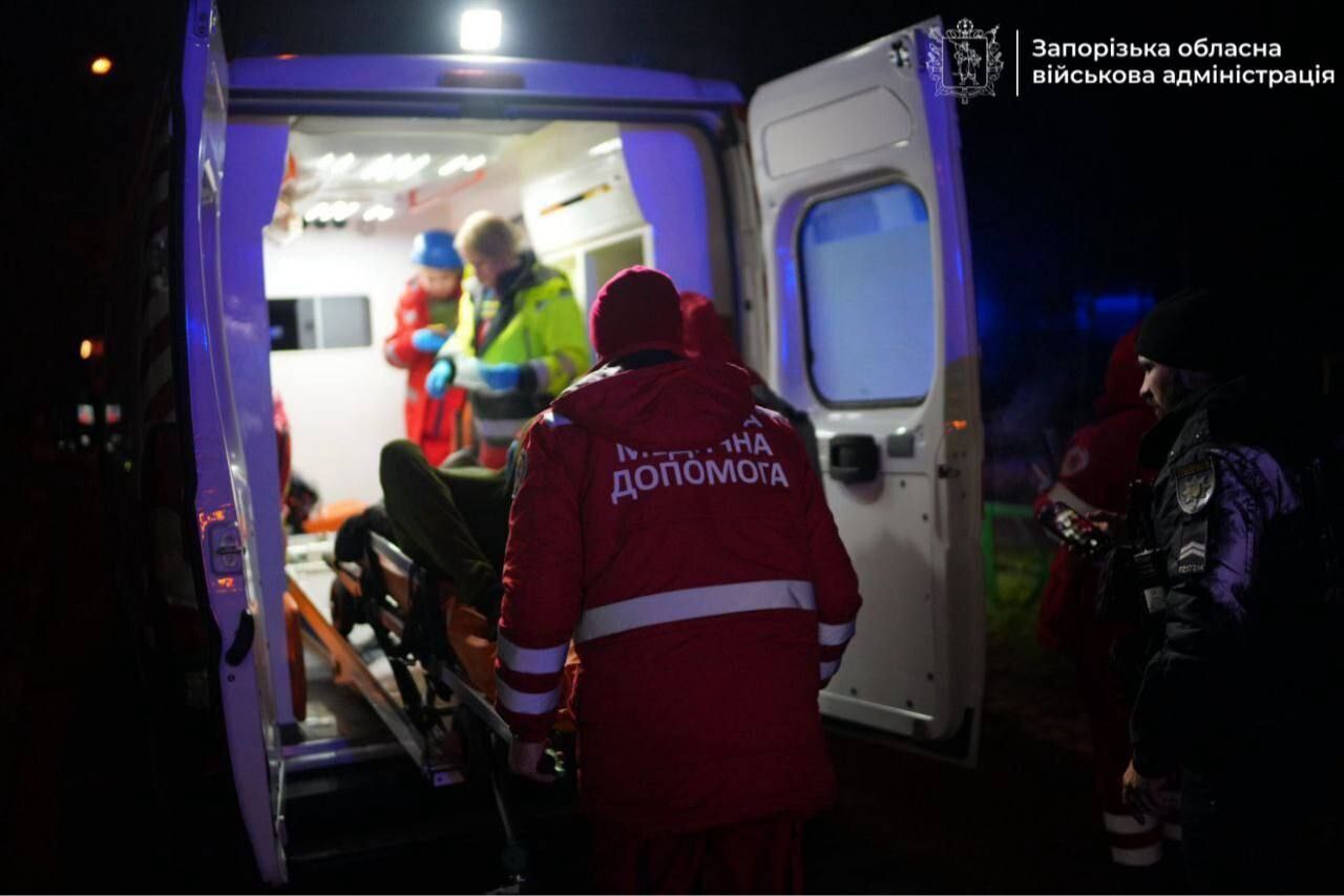 В Запорожье российский "Шахед" попал в многоэтажку, произошел пожар: есть пострадавшие. Фото и видео