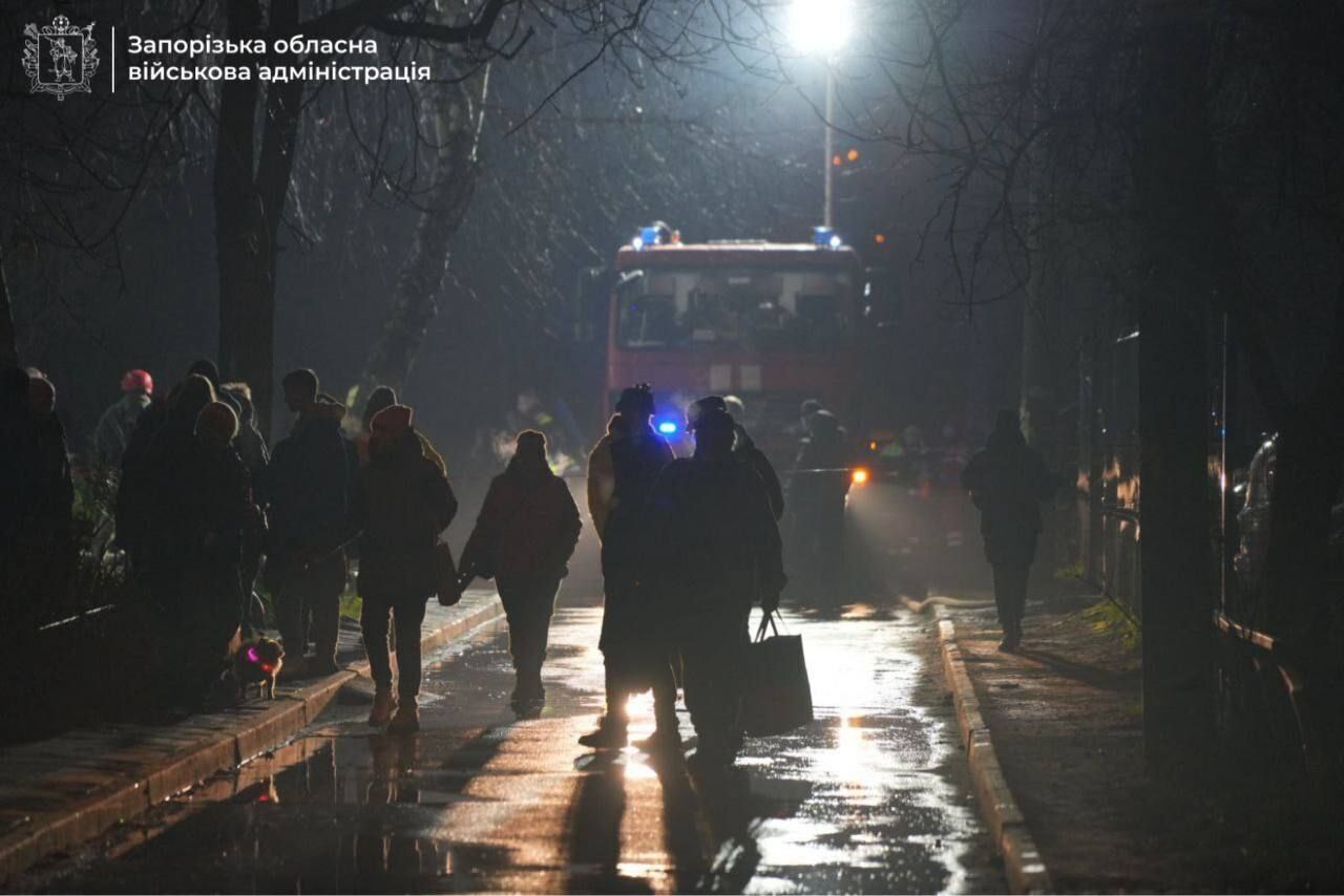 В Запорожье российский "Шахед" попал в многоэтажку, произошел пожар: есть пострадавшие. Фото и видео