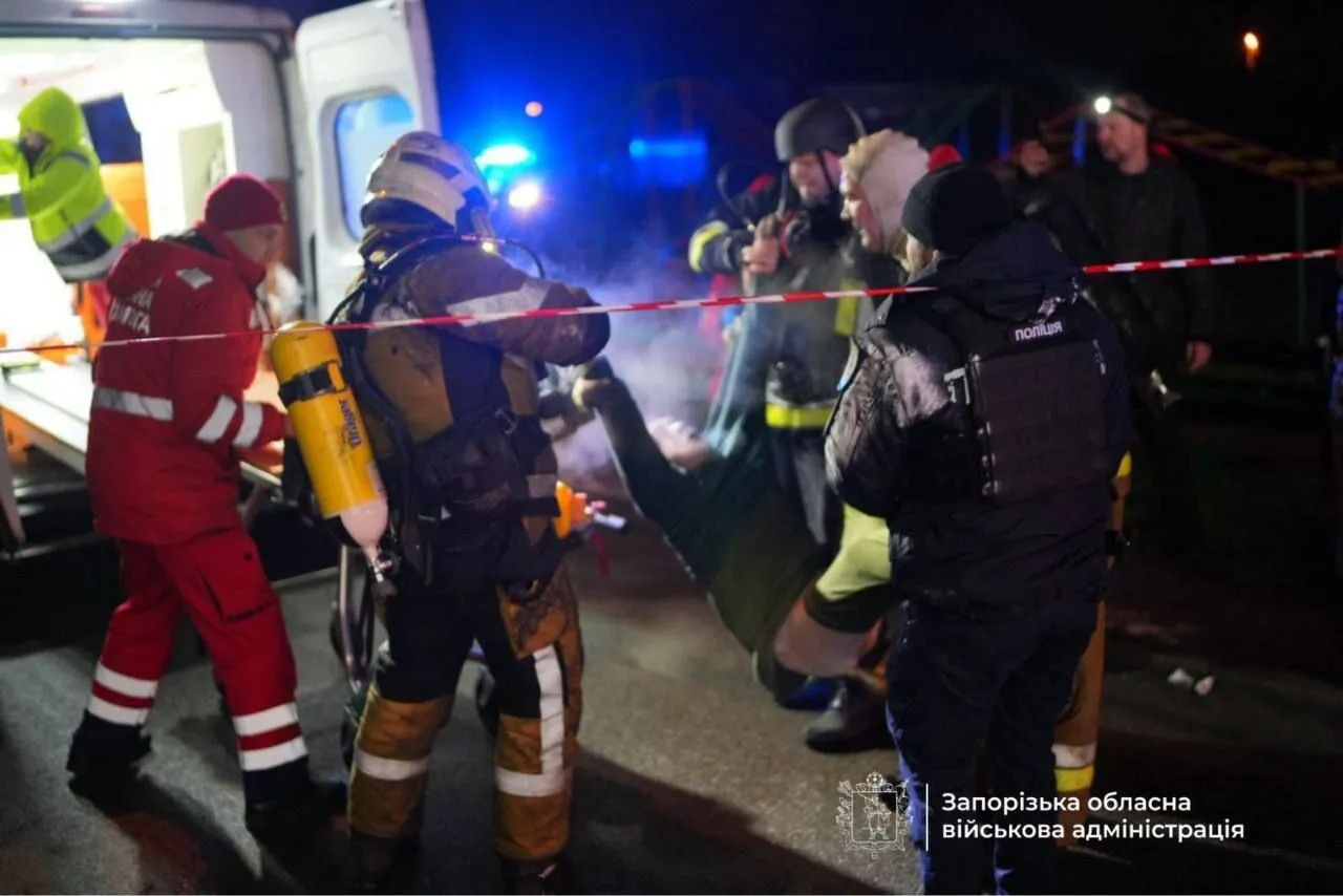 В Запорожье российский "Шахед" попал в многоэтажку, произошел пожар: есть пострадавшие. Фото и видео