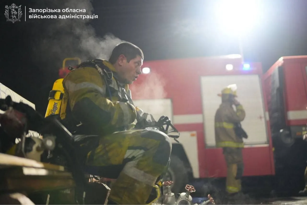 В Запорожье российский "Шахед" попал в многоэтажку, произошел пожар: есть пострадавшие. Фото и видео