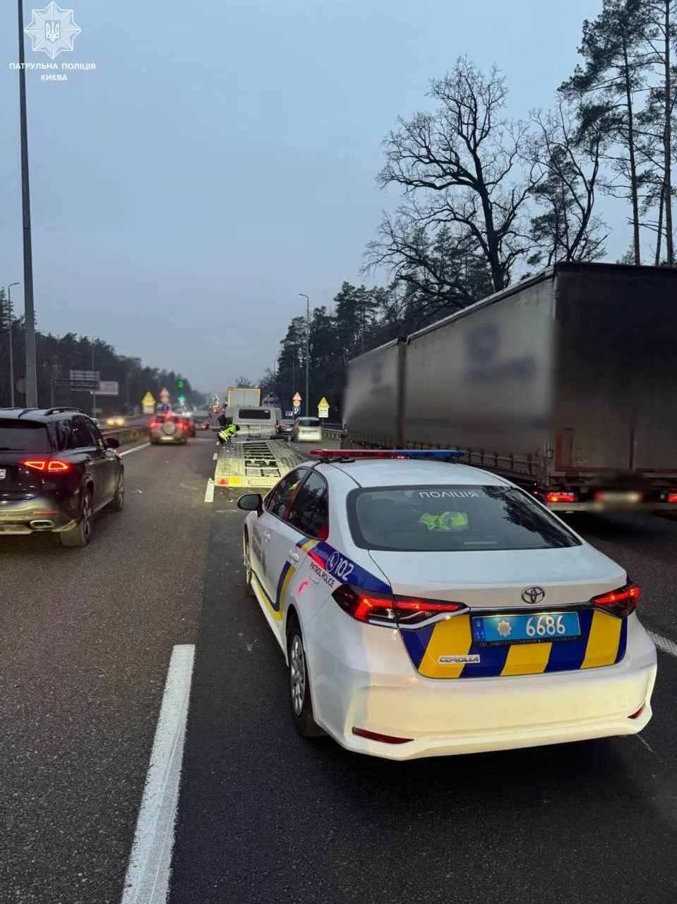 В Киеве на оживленном шоссе произошло ДТП с участием трех грузовиков: возникла пробка. Подробности, фото и видео