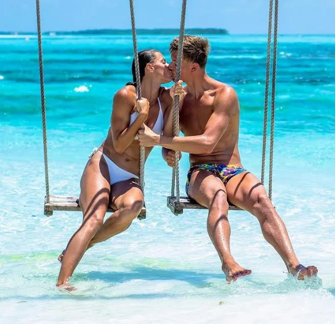 Найкрасивіша пара українського спорту пройшла через сльози і лікарів і чекає на малюка: після знайомства легкоатлетка і плавець не бачились 5 років