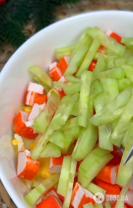 Який смачний салат приготувати з крабовими паличками: рецепт зі сметаною