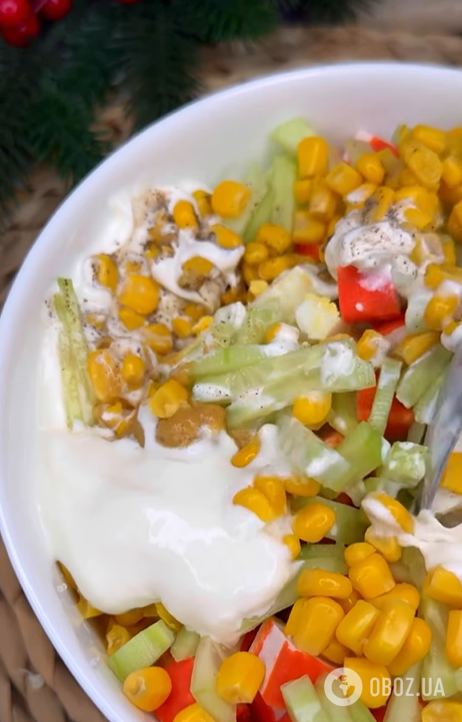 Який смачний салат приготувати з крабовими паличками: рецепт зі сметаною