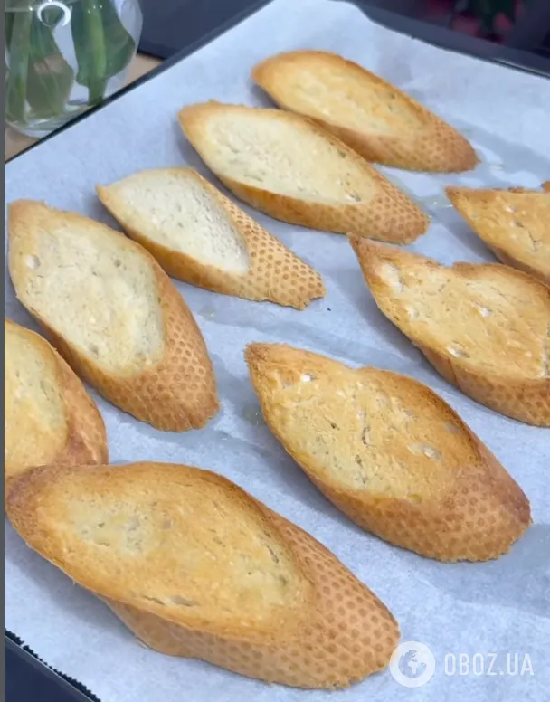 Новогодние брускетты "Цезарь" за 10 минут: рецепт вкусной и легкой закуски