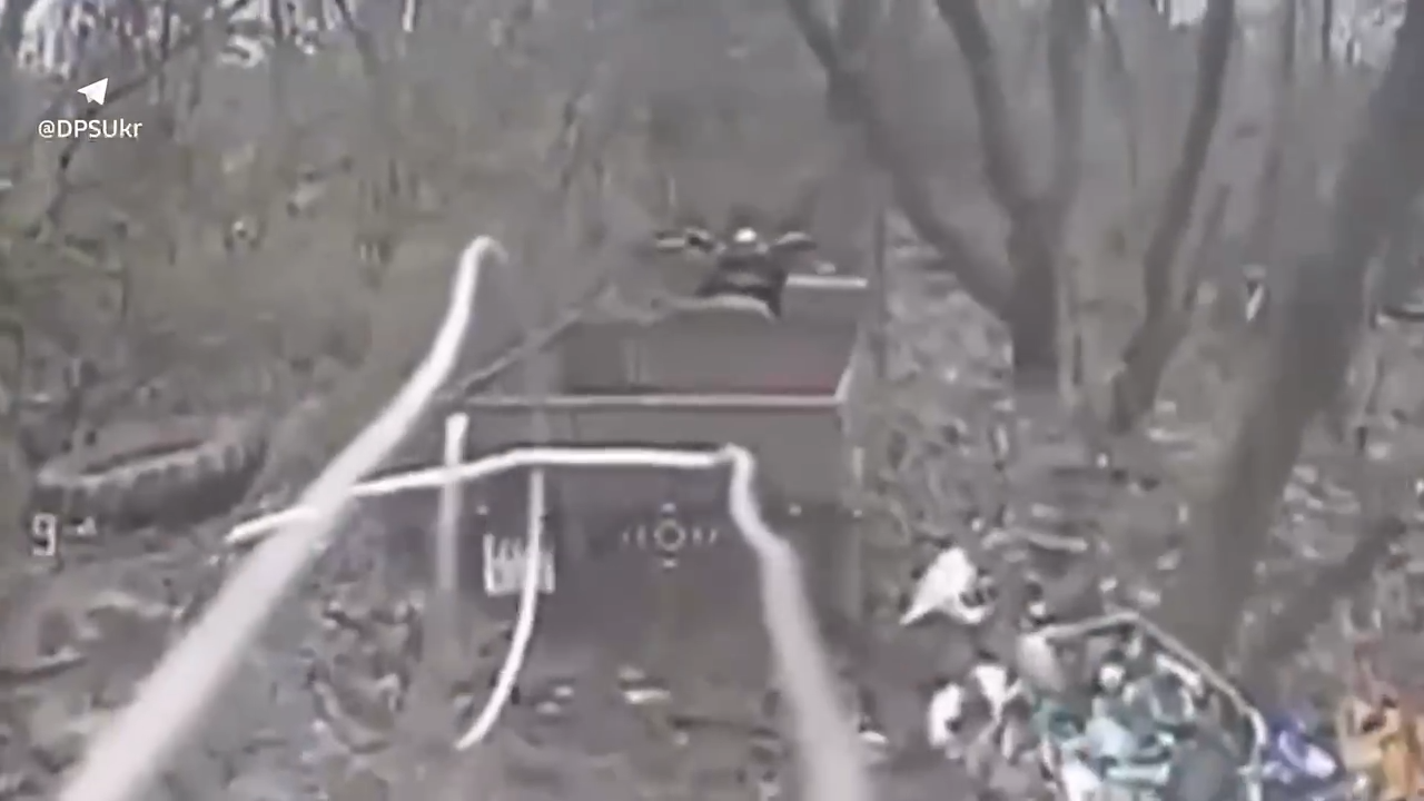 Знищено укриття, виведено з ладу техніку: прикордонники показали удари по ворогу на Північно-Слобожанському напрямку. Відео