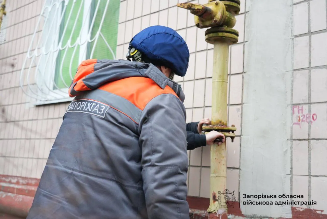 Оккупанты нанесли удары по жилым домам в Запорожье: десятки пострадавших, под завалами могут оставаться люди. Фото и видео