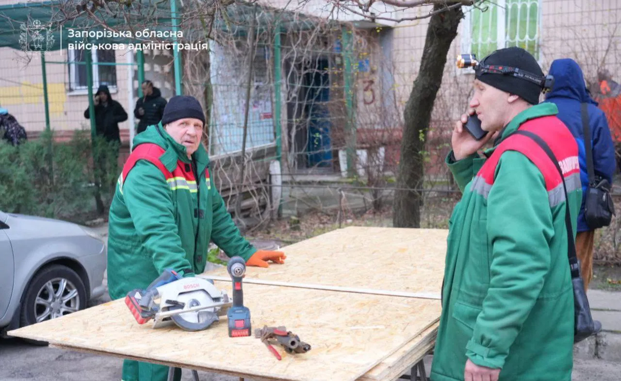 Оккупанты нанесли удары по жилым домам в Запорожье: десятки пострадавших, под завалами могут оставаться люди. Фото и видео