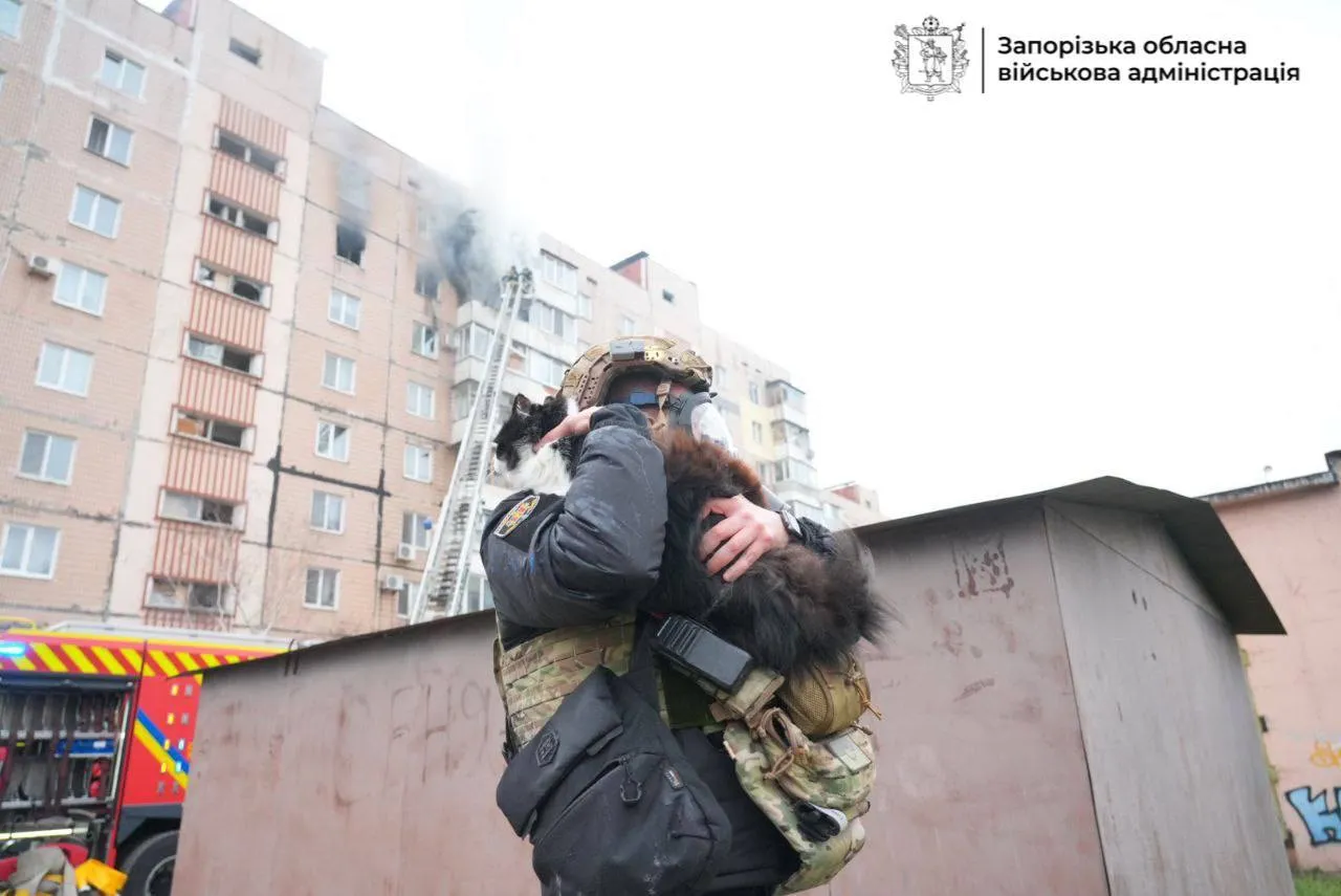 Оккупанты нанесли удары по жилым домам в Запорожье: десятки пострадавших, под завалами могут оставаться люди. Фото и видео