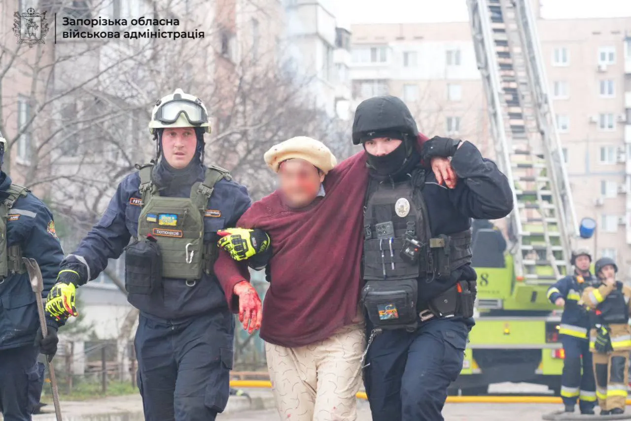 Оккупанты нанесли удары по жилым домам в Запорожье: десятки пострадавших, под завалами могут оставаться люди. Фото и видео