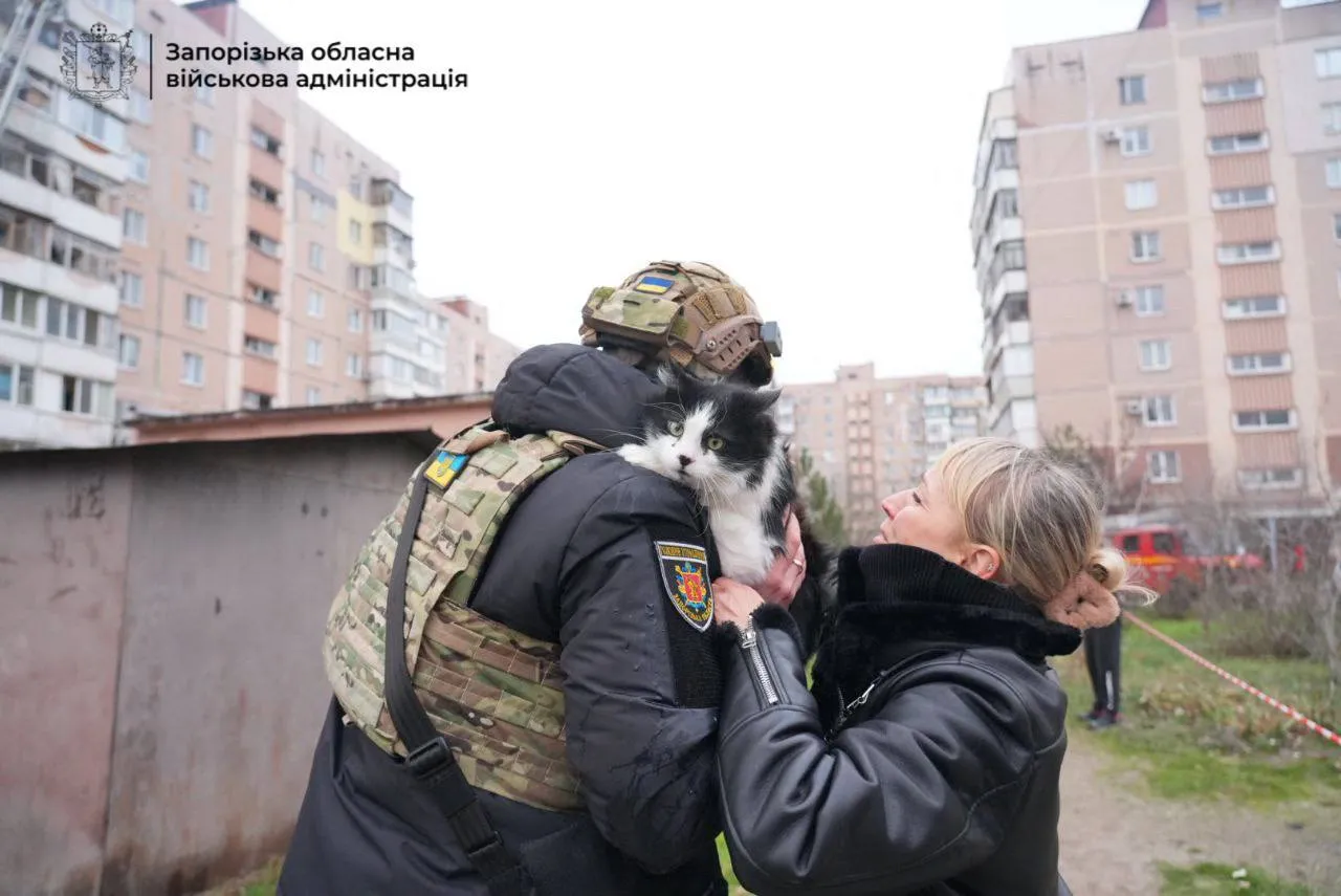 Оккупанты нанесли удары по жилым домам в Запорожье: десятки пострадавших, под завалами могут оставаться люди. Фото и видео