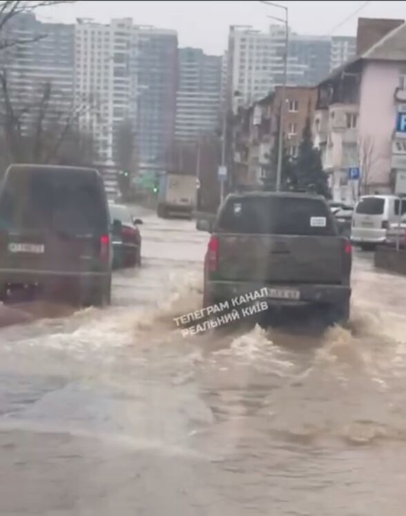 У Києві через прорив труби бульвар Верховної Ради перетворився на річку. Подробиці та відео