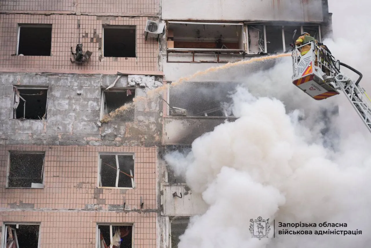 Оккупанты нанесли удары по жилым домам в Запорожье: десятки пострадавших, под завалами могут оставаться люди. Фото и видео