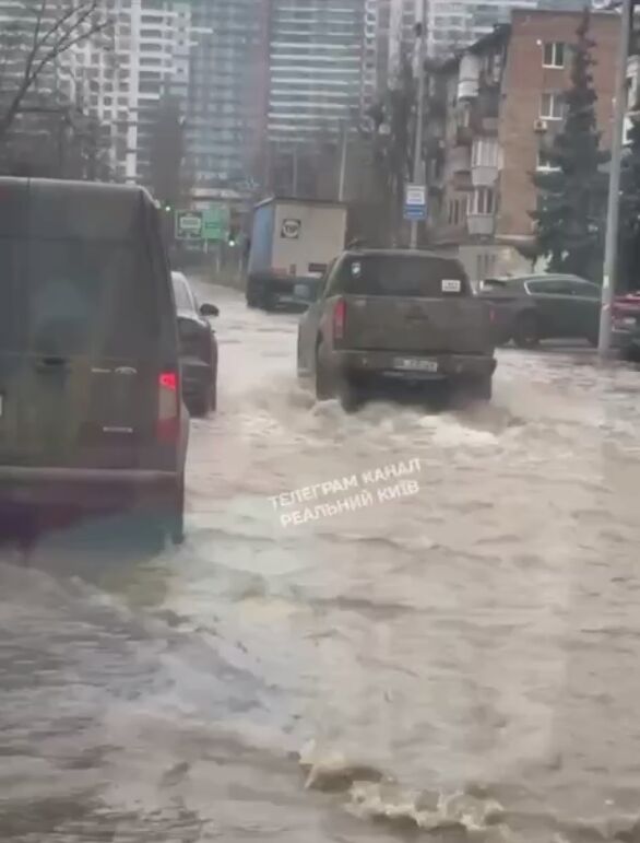 У Києві через прорив труби бульвар Верховної Ради перетворився на річку. Подробиці та відео