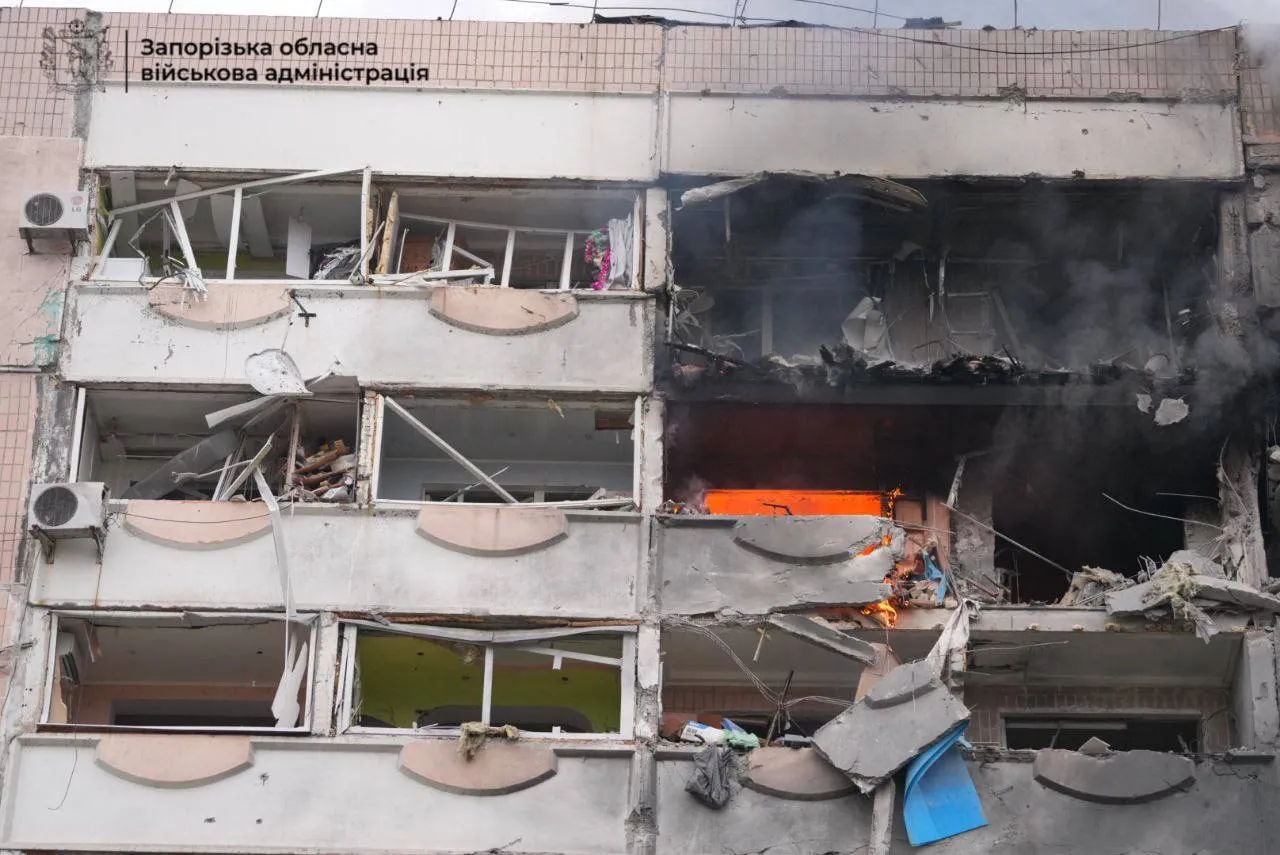 Оккупанты нанесли удары по жилым домам в Запорожье: десятки пострадавших, под завалами могут оставаться люди. Фото и видео