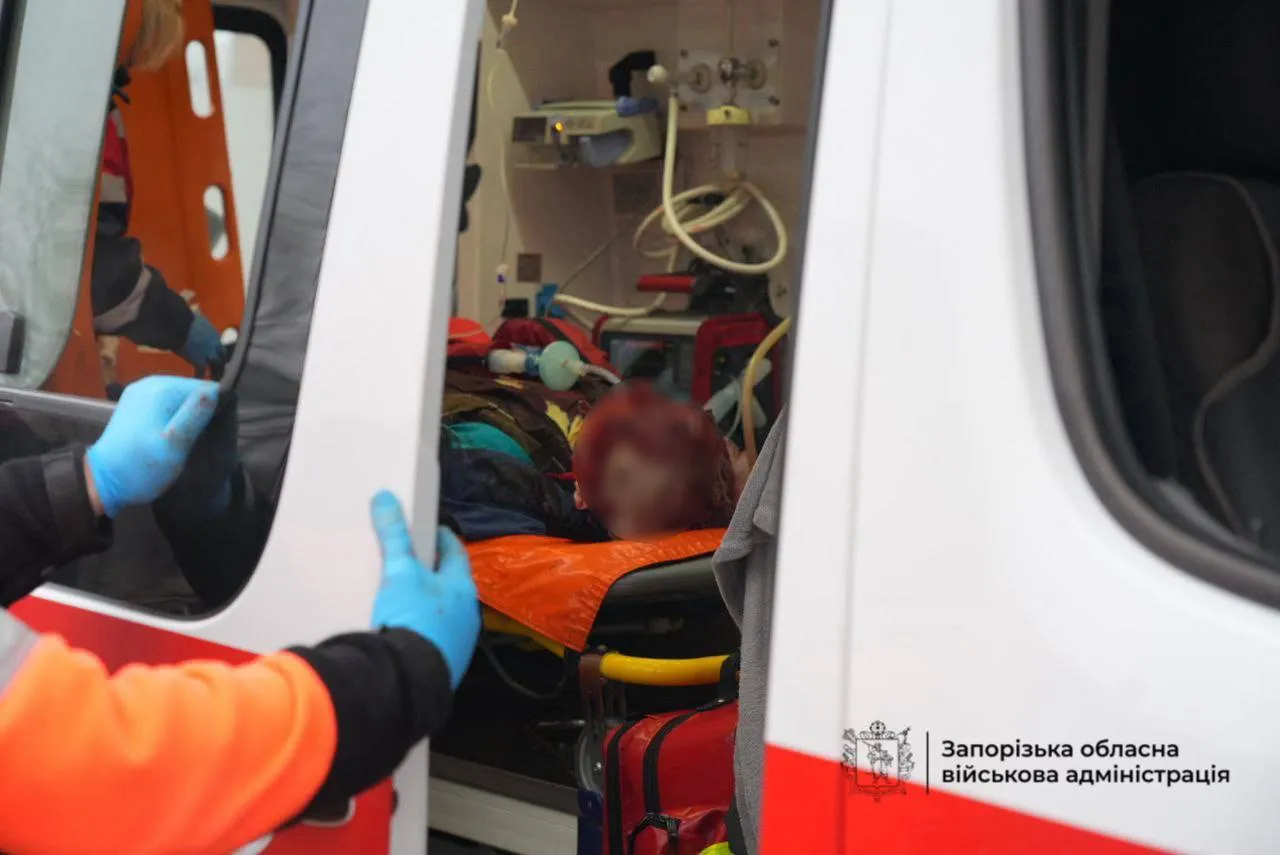 Оккупанты нанесли удары по жилым домам в Запорожье: десятки пострадавших, под завалами могут оставаться люди. Фото и видео