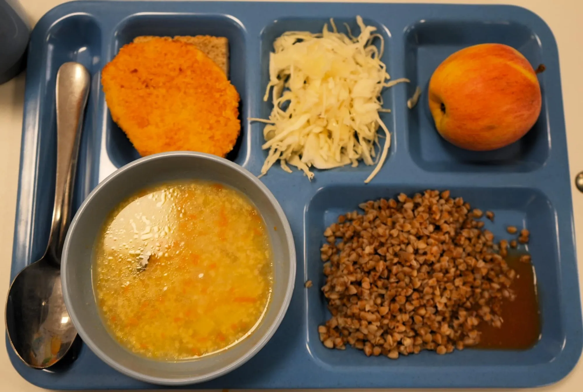 "Хлопчик знайшов у гречці черв'яка". Стало відомо, чим закінчився гучний скандал зі шкільним харчуванням в Україні