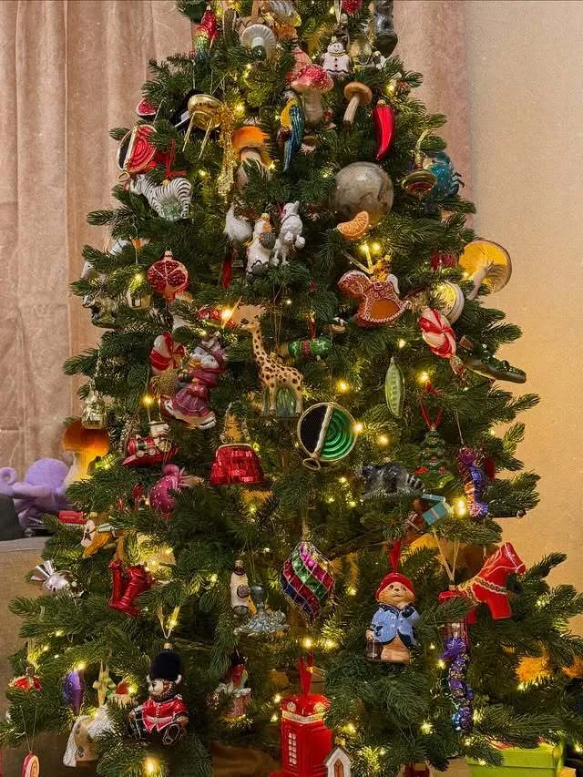 Как звезды украшают дома к праздникам: 10 фото новогодних идей, которые вдохновят каждого