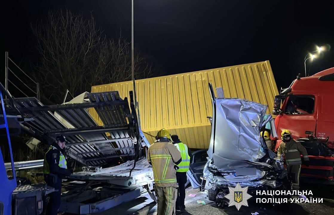 На Рівненщині сталася ДТП за участі чотирьох авто: є постраждалі. Фото