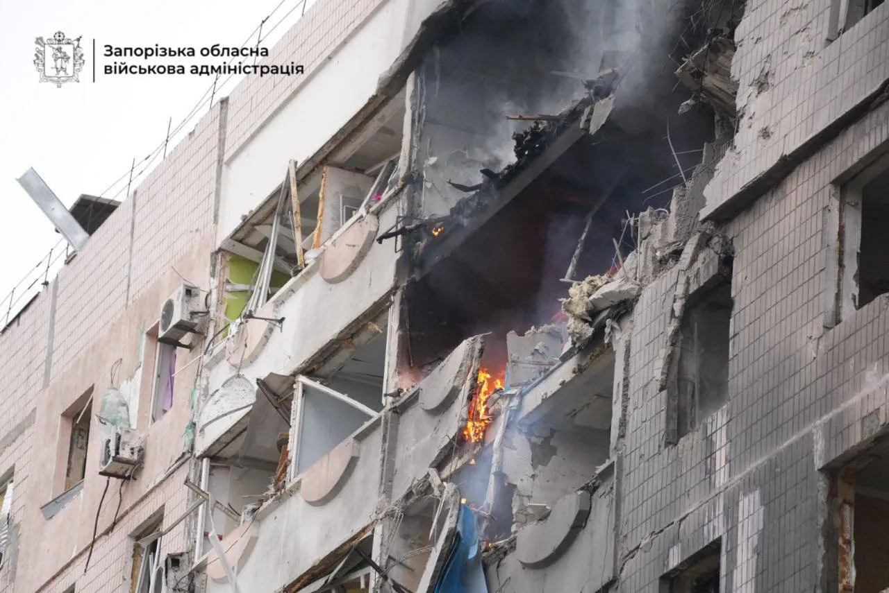 Оккупанты нанесли удары по жилым домам в Запорожье: десятки пострадавших, под завалами могут оставаться люди. Фото и видео