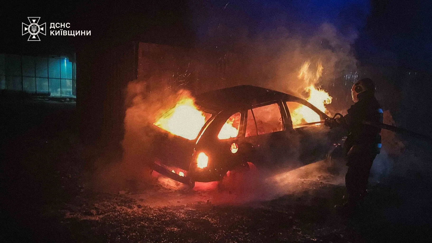 На Київщині рятувальники виявили тіло людини у салоні палаючого авто. Подробиці та фото