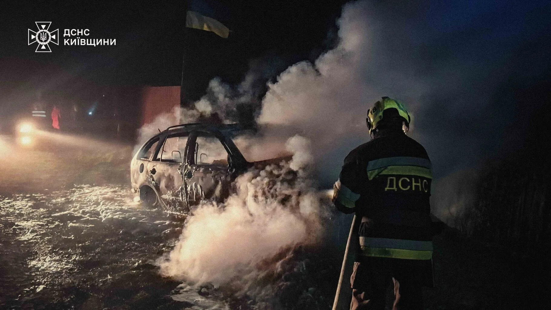 На Київщині рятувальники виявили тіло людини у салоні палаючого авто. Подробиці та фото