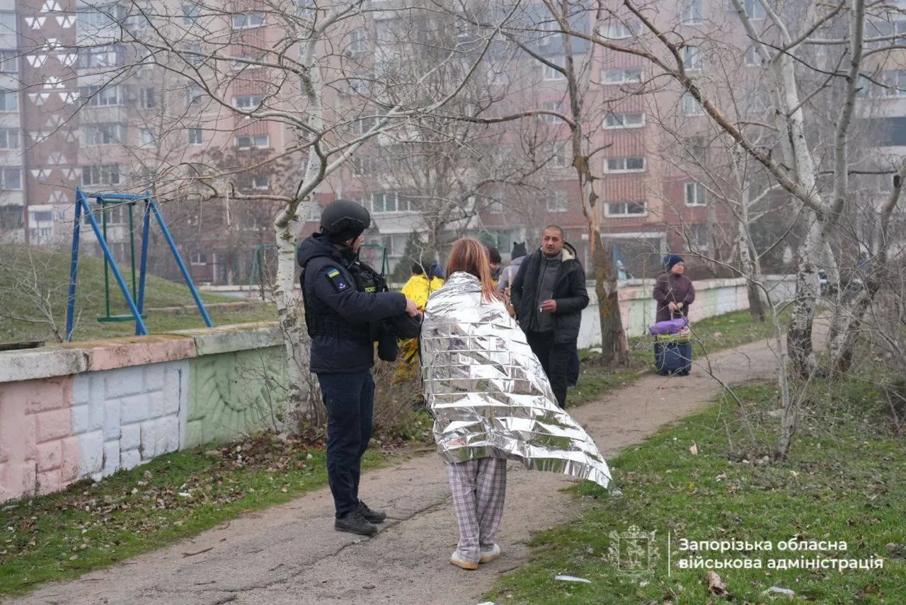 Оккупанты нанесли удары по жилым домам в Запорожье: десятки пострадавших, под завалами могут оставаться люди. Фото и видео