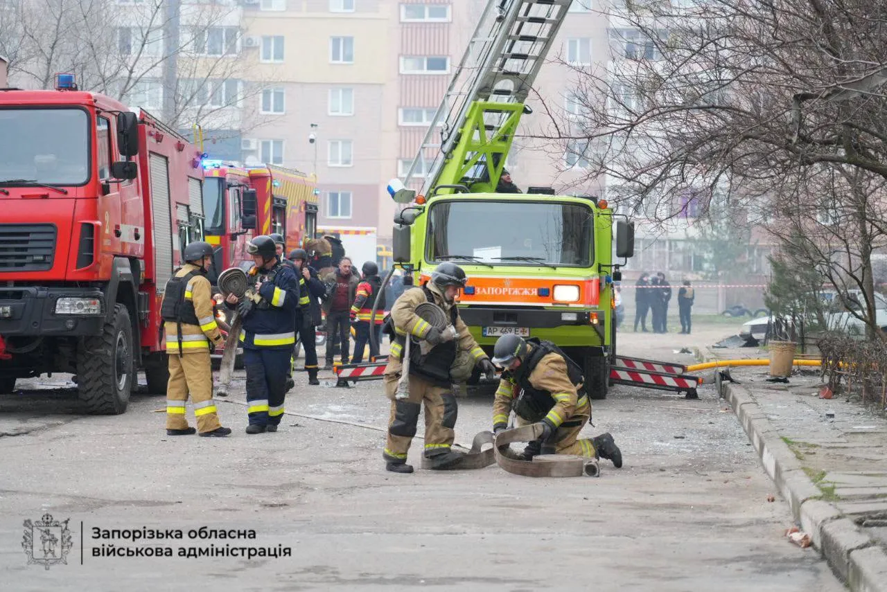Оккупанты нанесли удары по жилым домам в Запорожье: десятки пострадавших, под завалами могут оставаться люди. Фото и видео