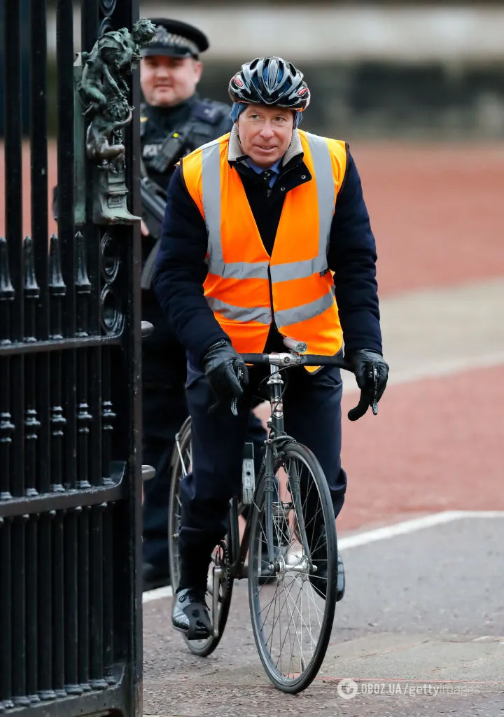 Кузен короля Великобритании стал мемом, когда приехал на велосипеде на одно из важнейших событий года во дворце. Фото
