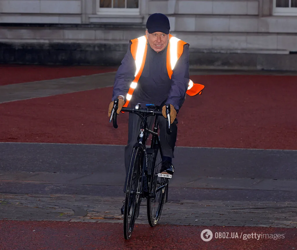 Кузен короля Великобритании стал мемом, когда приехал на велосипеде на одно из важнейших событий года во дворце. Фото