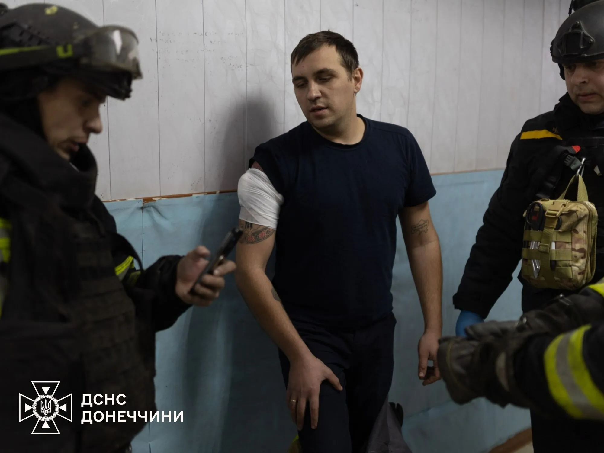 В Дружковке оккупанты атаковали FPV-дроном спасателей, когда они ехали на вызов о пожаре: есть пострадавшие. Фото