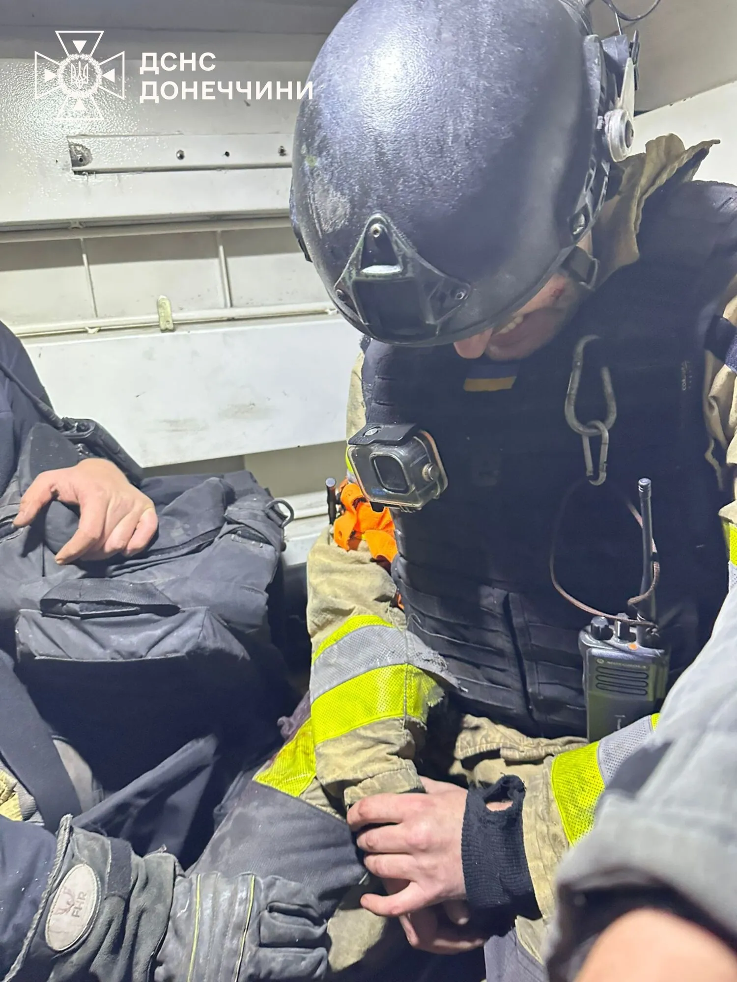 В Дружковке оккупанты атаковали FPV-дроном спасателей, когда они ехали на вызов о пожаре: есть пострадавшие. Фото