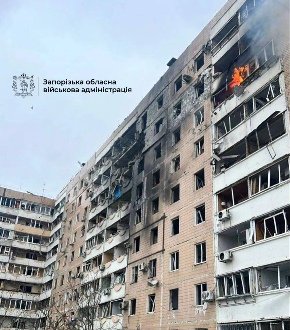 Оккупанты нанесли удары по жилым домам в Запорожье: десятки пострадавших, под завалами могут оставаться люди. Фото и видео